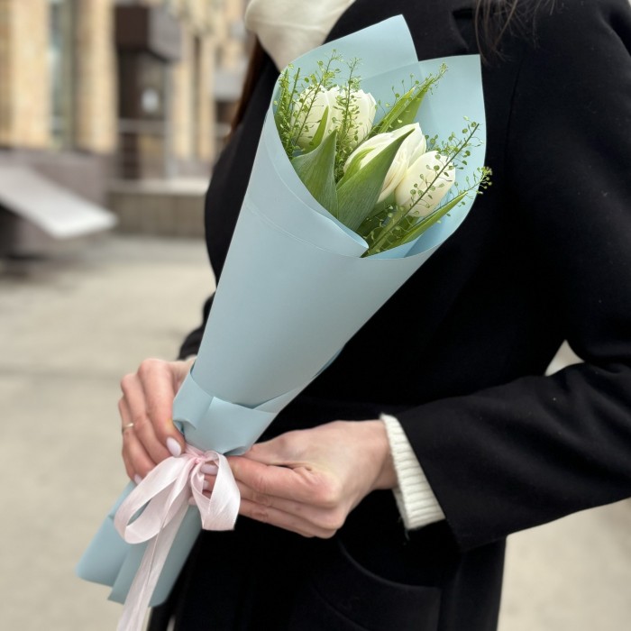 5 пионовидных белых тюльпанов с гринбелом