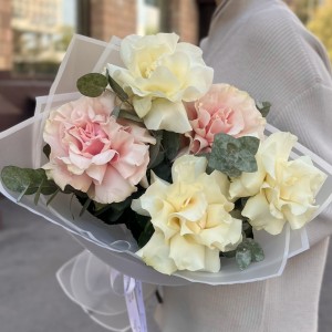 5 пышных розовых и белых роз Мондиаль 5 пышных розовых и белых роз Мондиаль