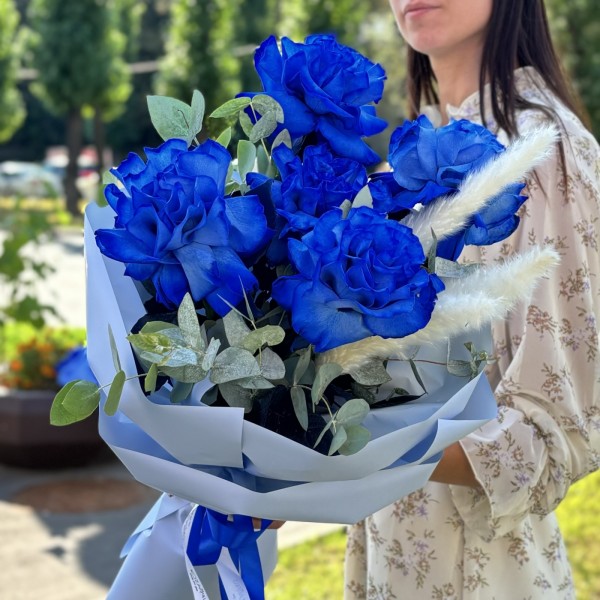 5 синих пышных роз с эвкалиптом