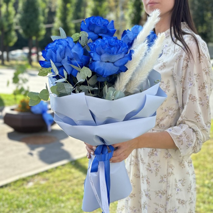 5 синих пышных роз с эвкалиптом