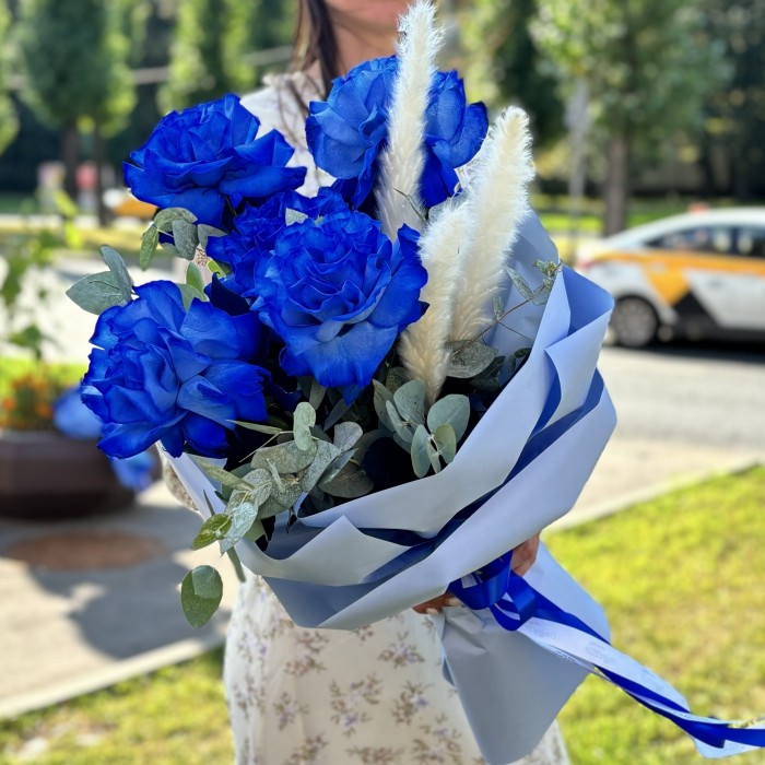 5 синих пышных роз с эвкалиптом