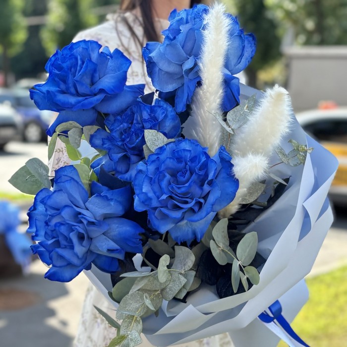 5 синих пышных роз с эвкалиптом