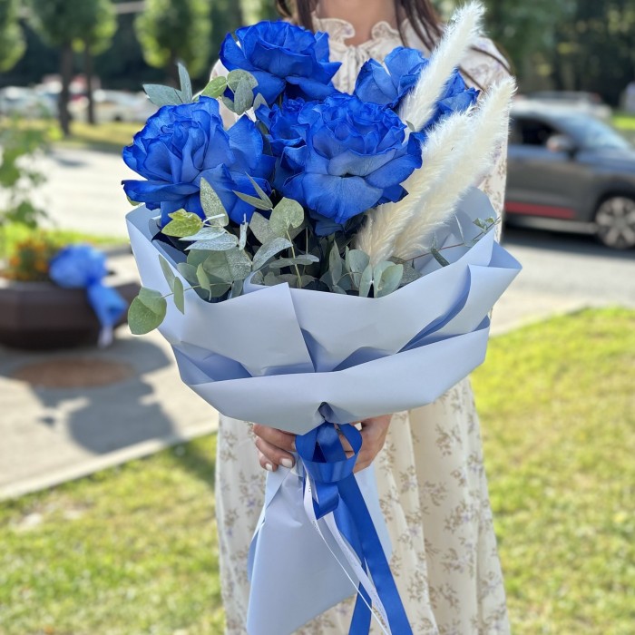 5 синих пышных роз с эвкалиптом
