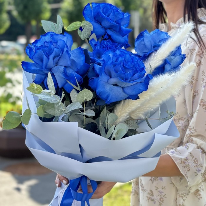 5 синих пышных роз с эвкалиптом
