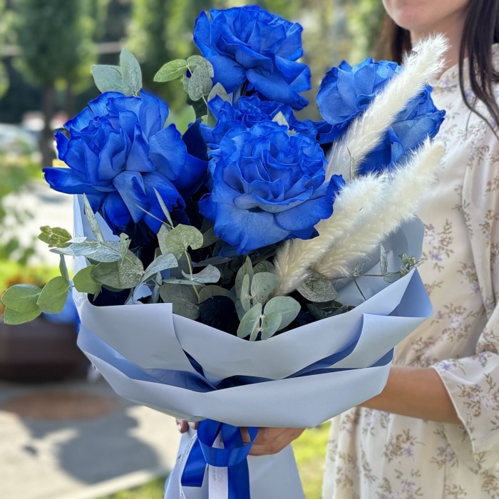 5 синих пышных роз с эвкалиптом