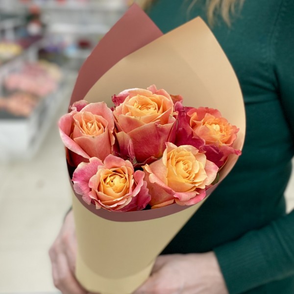 5 роз 3Д в упаковке