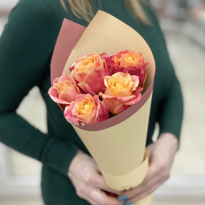 5 роз 3Д в упаковке