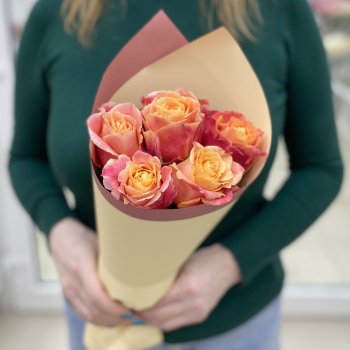 5 роз 3Д в упаковке