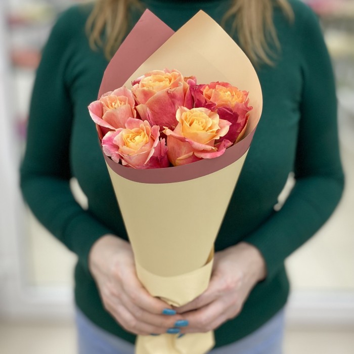 5 роз 3Д в упаковке