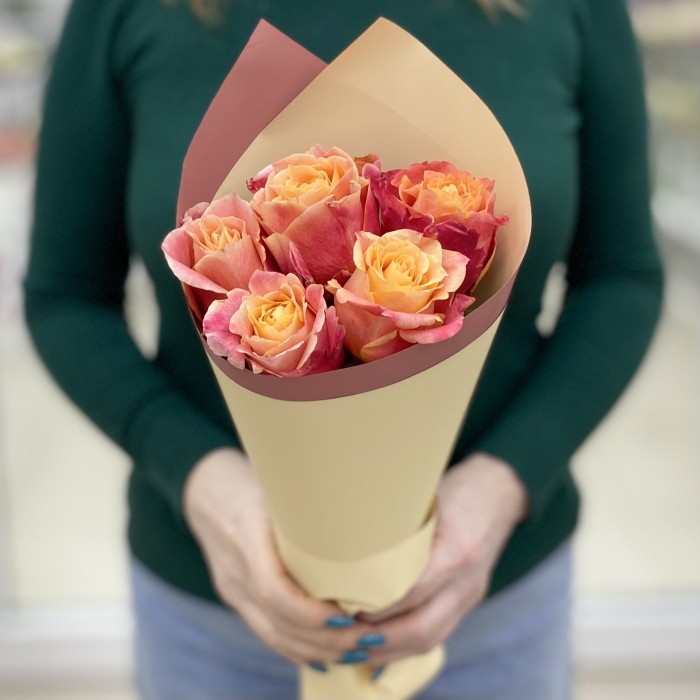 5 роз 3Д в упаковке