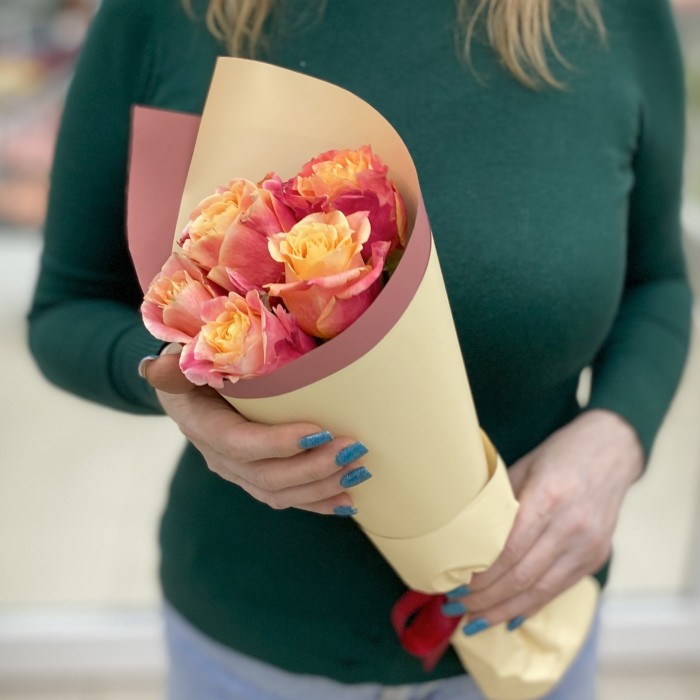 5 роз 3Д в упаковке