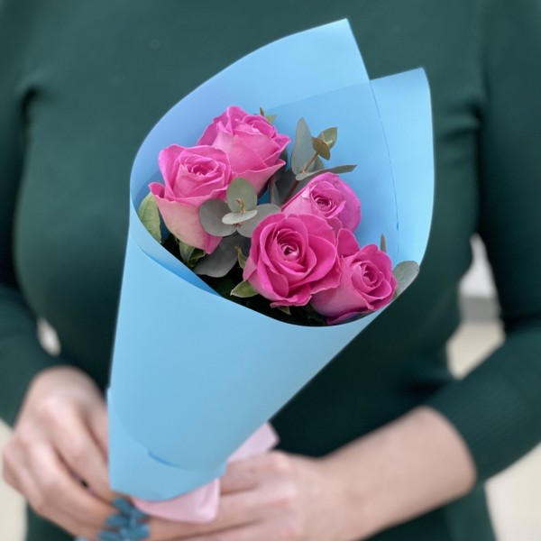 5 роз Аква с эвкалиптом в упаковке