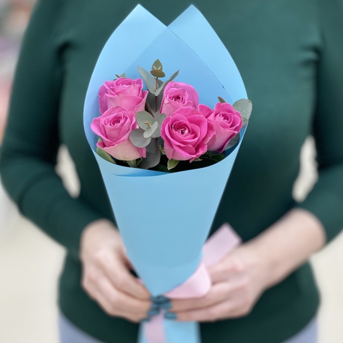 5 роз Аква с эвкалиптом в упаковке