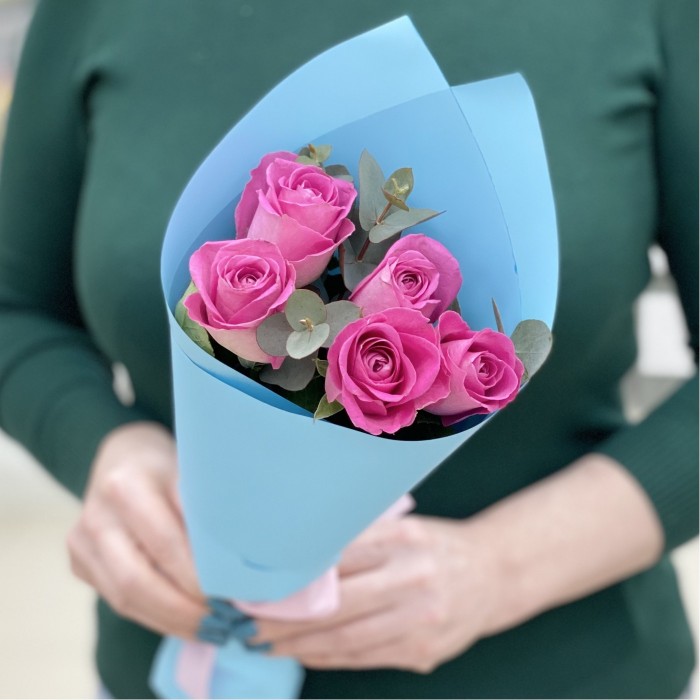 5 роз Аква с эвкалиптом в упаковке