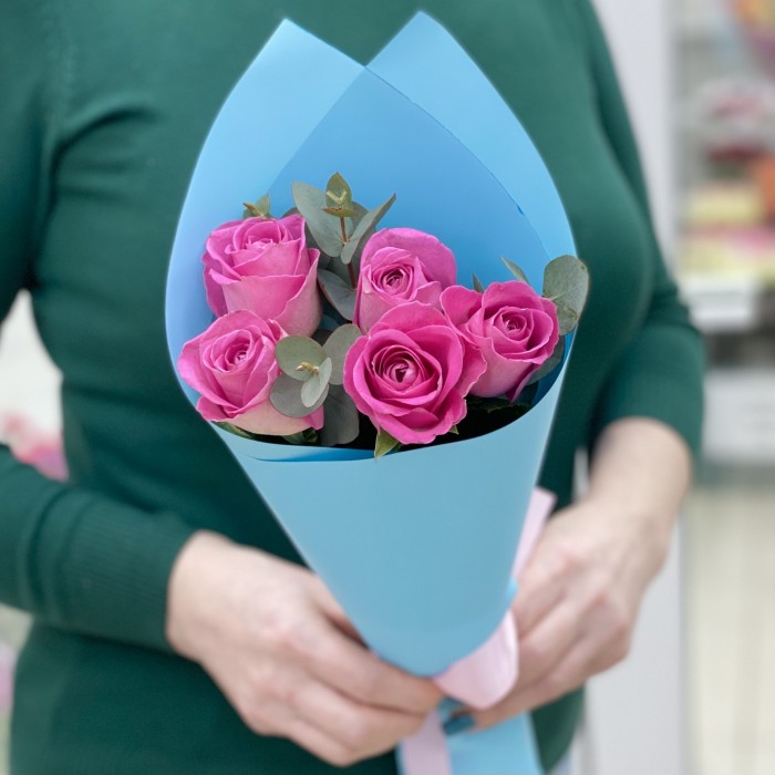 5 роз Аква с эвкалиптом в упаковке