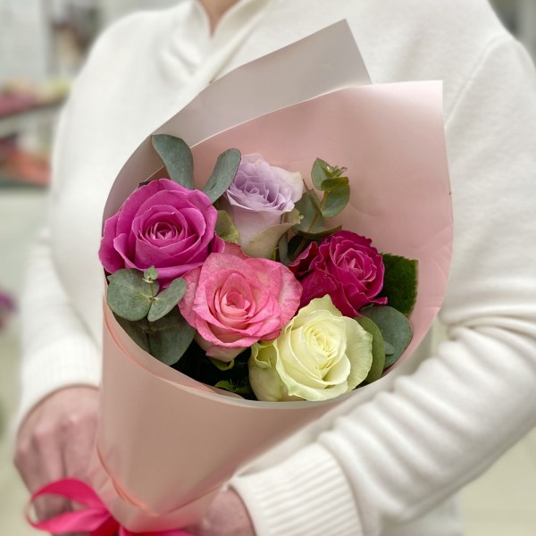 5 роз микс в упаковке
