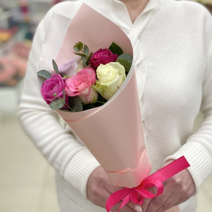 5 роз микс в упаковке