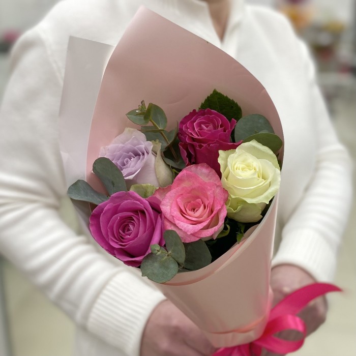 5 роз микс в упаковке
