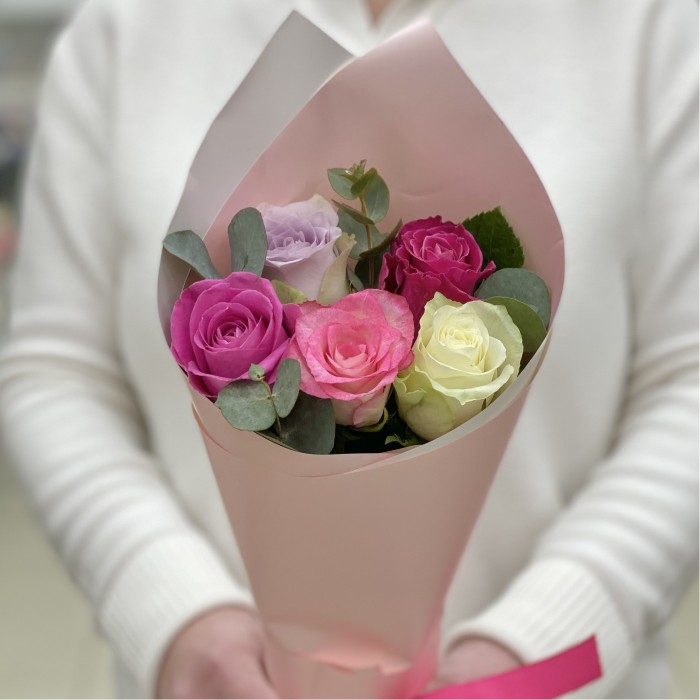 5 роз микс в упаковке
