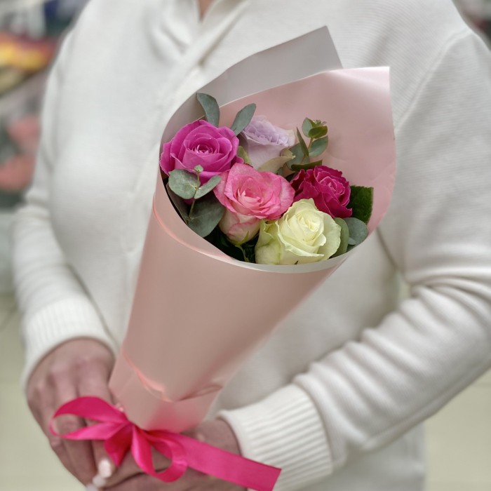 5 роз микс в упаковке