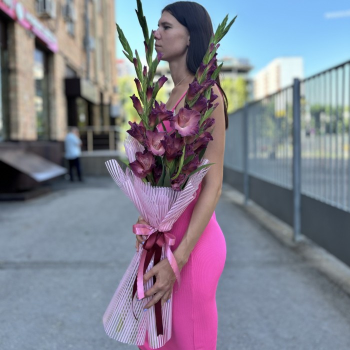 5 розово-фиолетовых гладиолусов