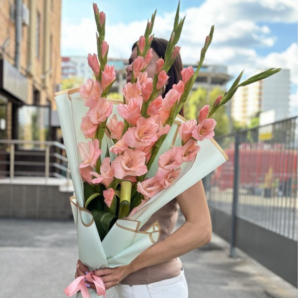 5 розовых гладиолусов с аспидистрой