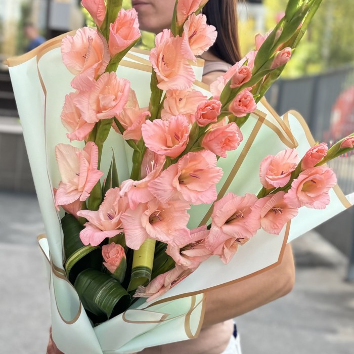 5 розовых гладиолусов с аспидистрой