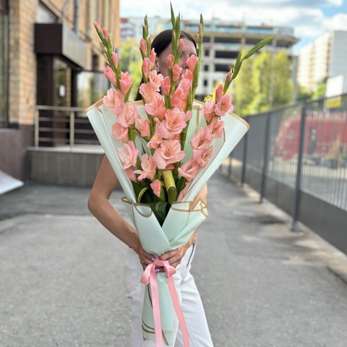 5 розовых гладиолусов с аспидистрой