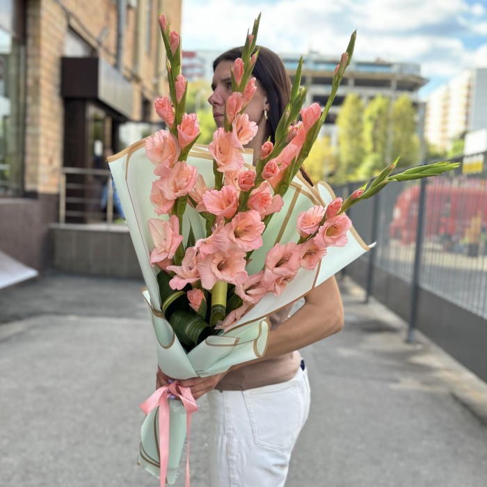 5 розовых гладиолусов с аспидистрой