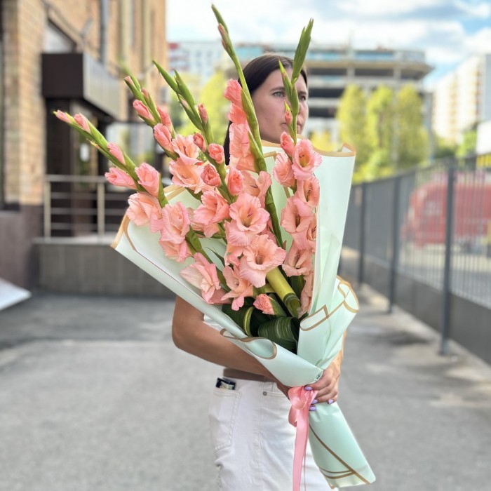 5 розовых гладиолусов с аспидистрой