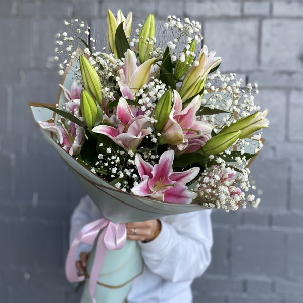 5 розовых лилий с гипсофилой