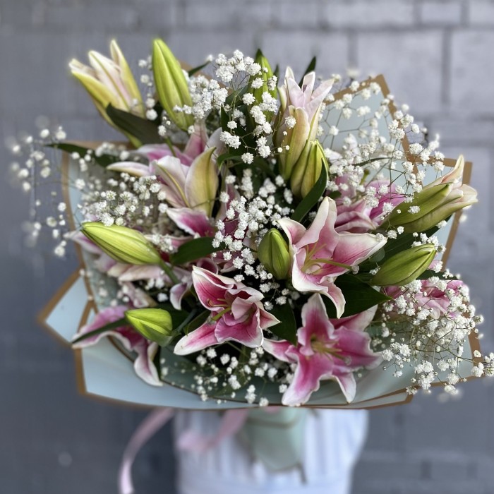 5 розовых лилий с гипсофилой