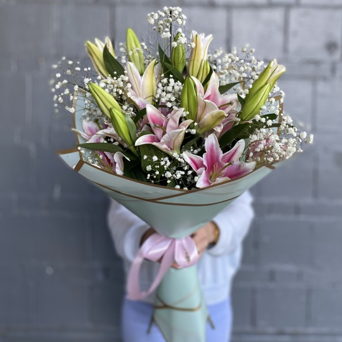 5 розовых лилий с гипсофилой