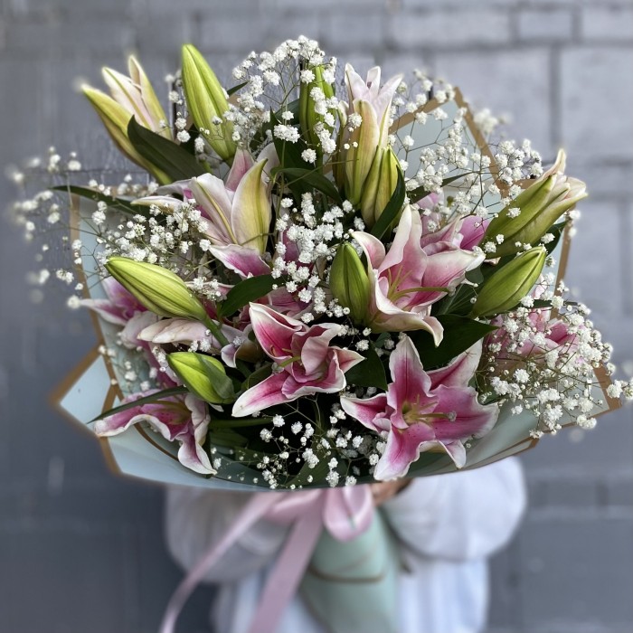 5 розовых лилий с гипсофилой