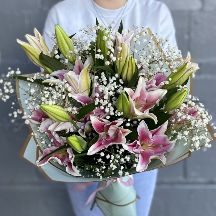 5 розовых лилий с гипсофилой