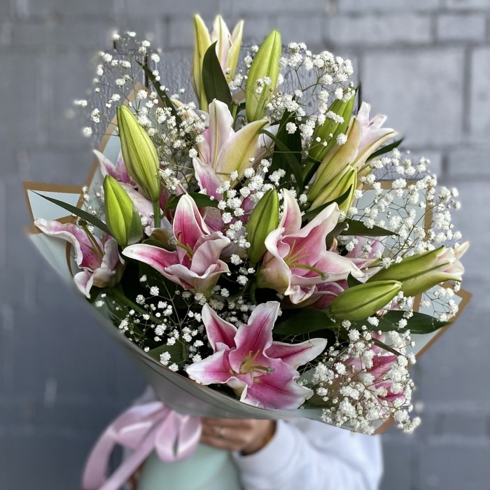 5 розовых лилий с гипсофилой
