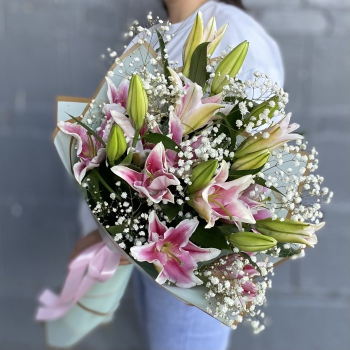 5 розовых лилий с гипсофилой