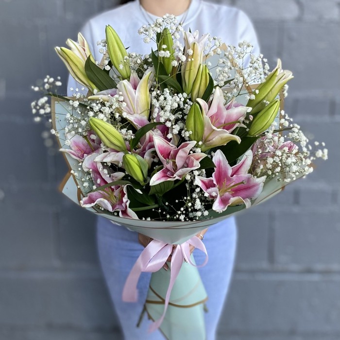 5 розовых лилий с гипсофилой