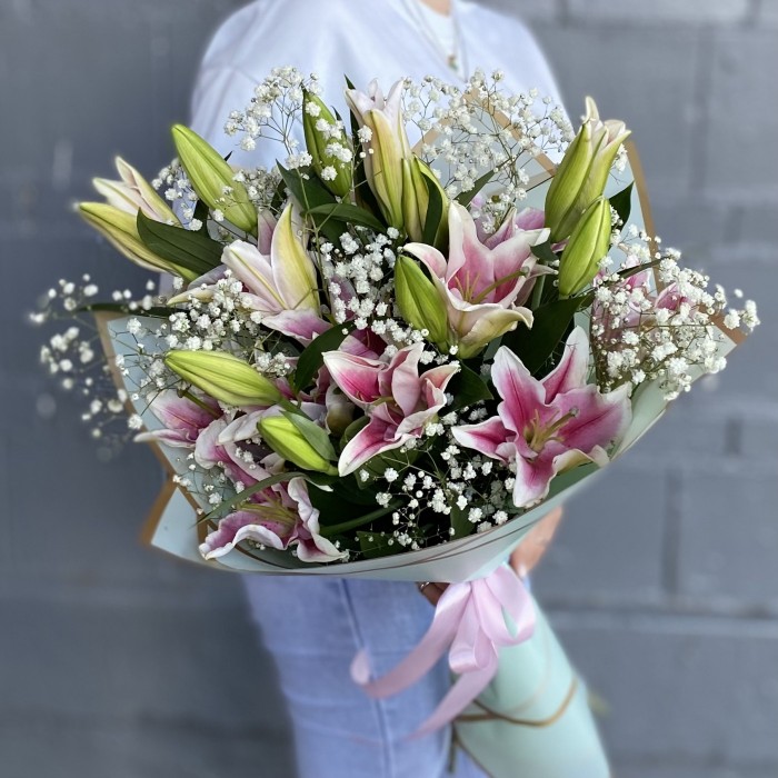 5 розовых лилий с гипсофилой