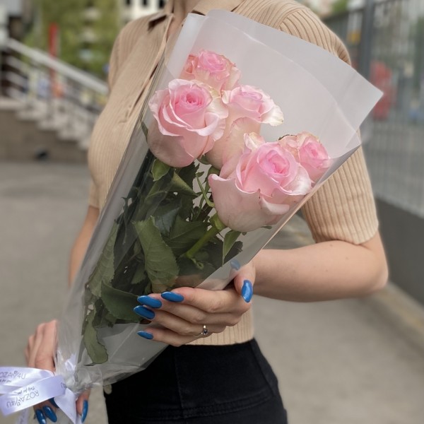 5 розовых роз Новия