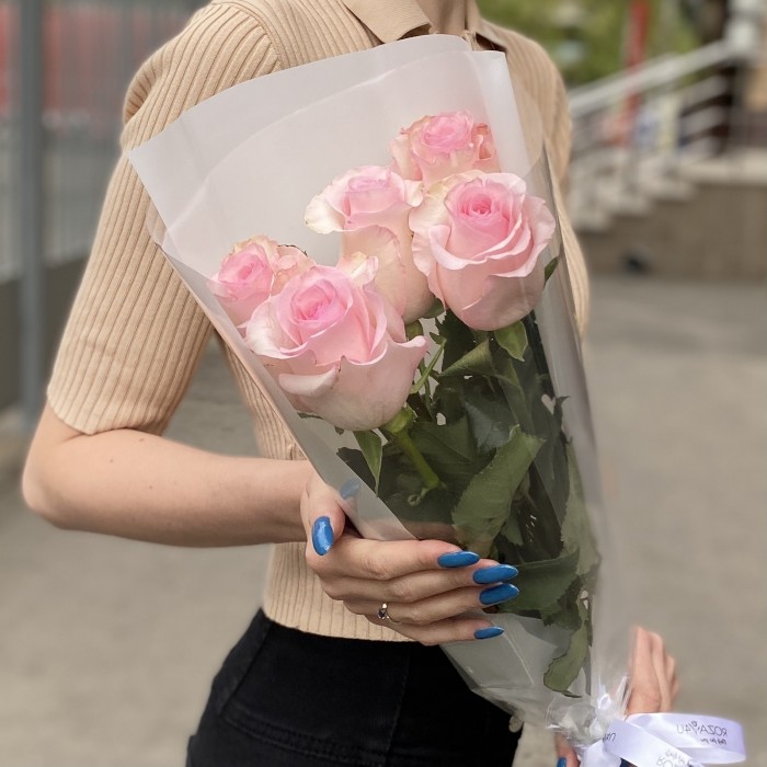 5 розовых роз Новия
