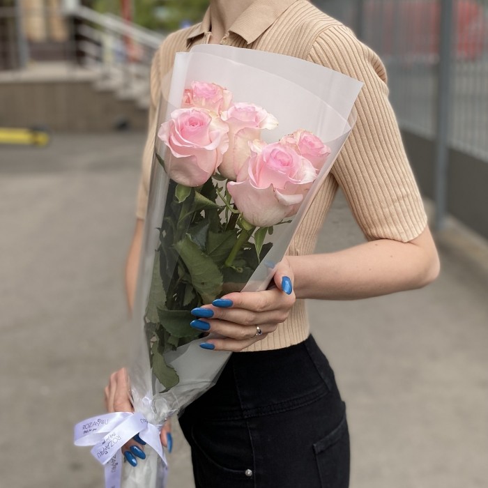 5 розовых роз Новия