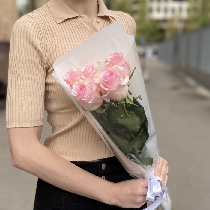 5 розовых роз Новия