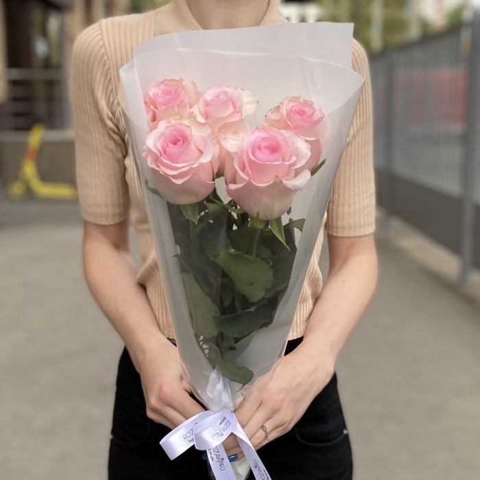5 розовых роз Новия