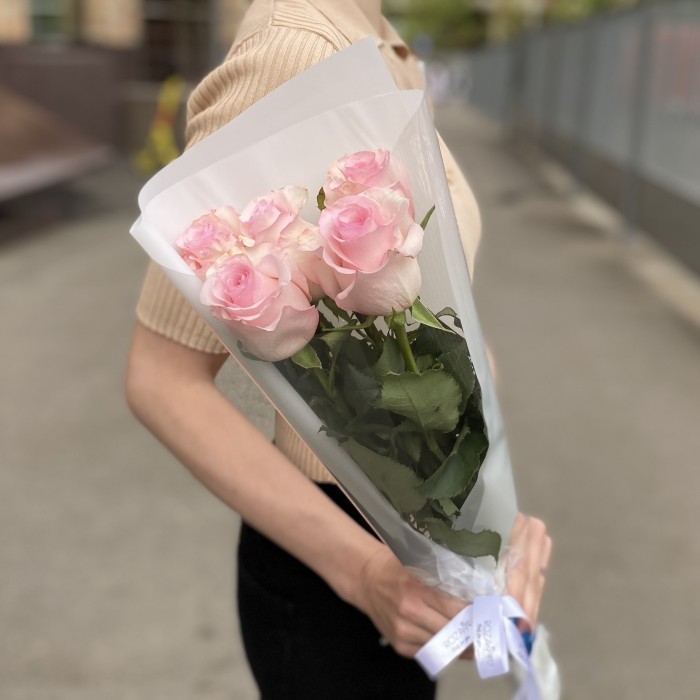 5 розовых роз Новия