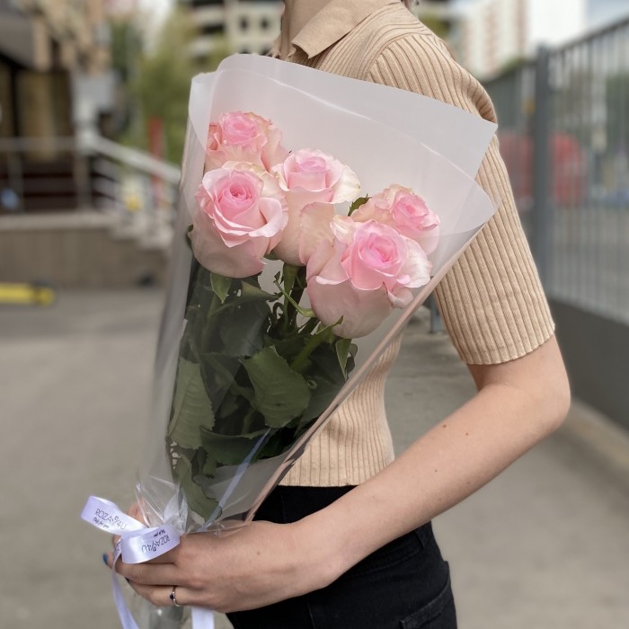 5 розовых роз Новия