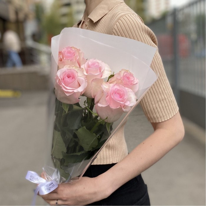 5 розовых роз Новия