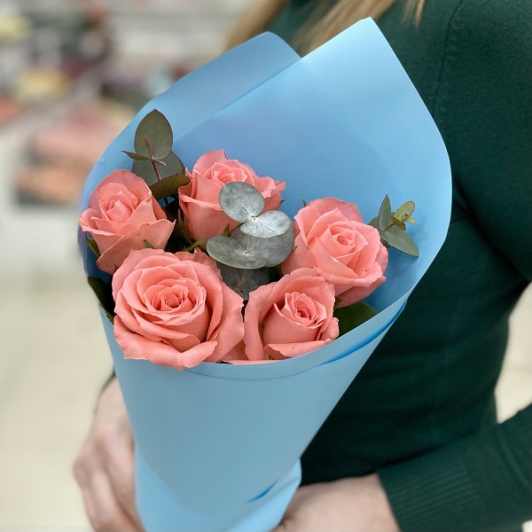 5 кораловых роз с эвкалиптом в упаковке
