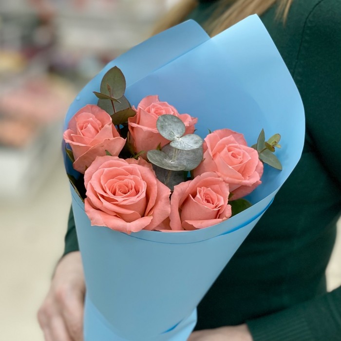 5 кораловых роз с эвкалиптом в упаковке