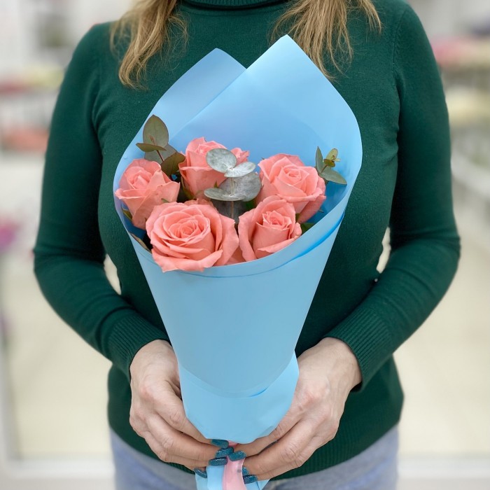 5 кораловых роз с эвкалиптом в упаковке